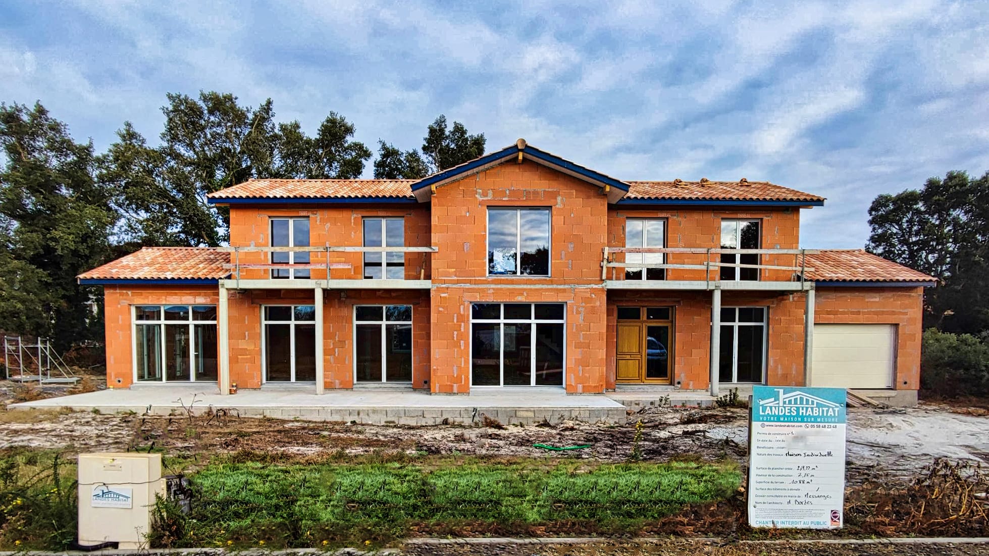 Chantier de construction d'une grande maison à étage à Messanges en briques rouges